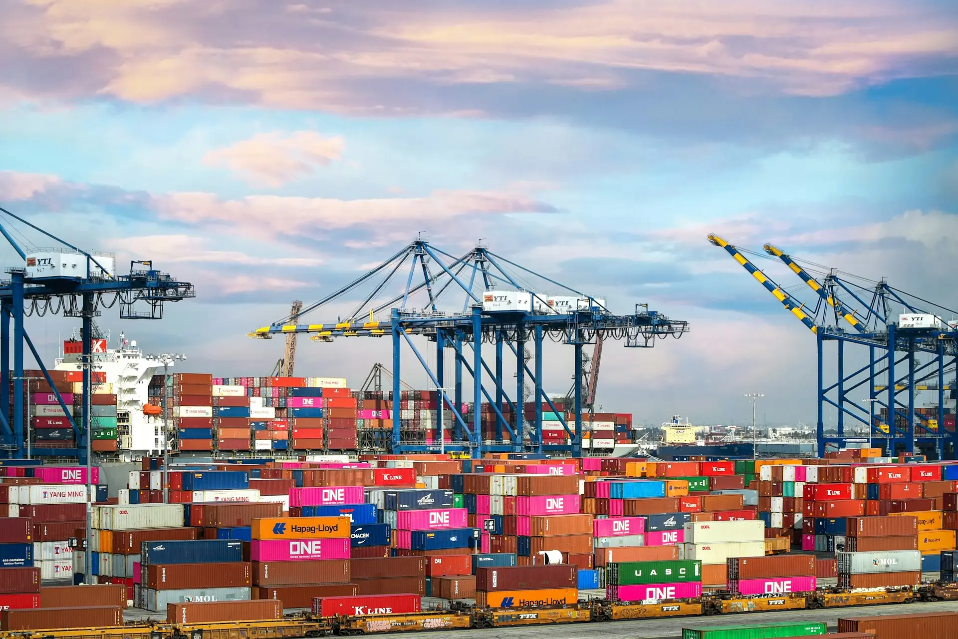 El aliado Logístico shopping Box organiza y prepara tu envío comercial, tus contenedores con tu carga comercial ya están listo para zarpar red and blue cargo containers