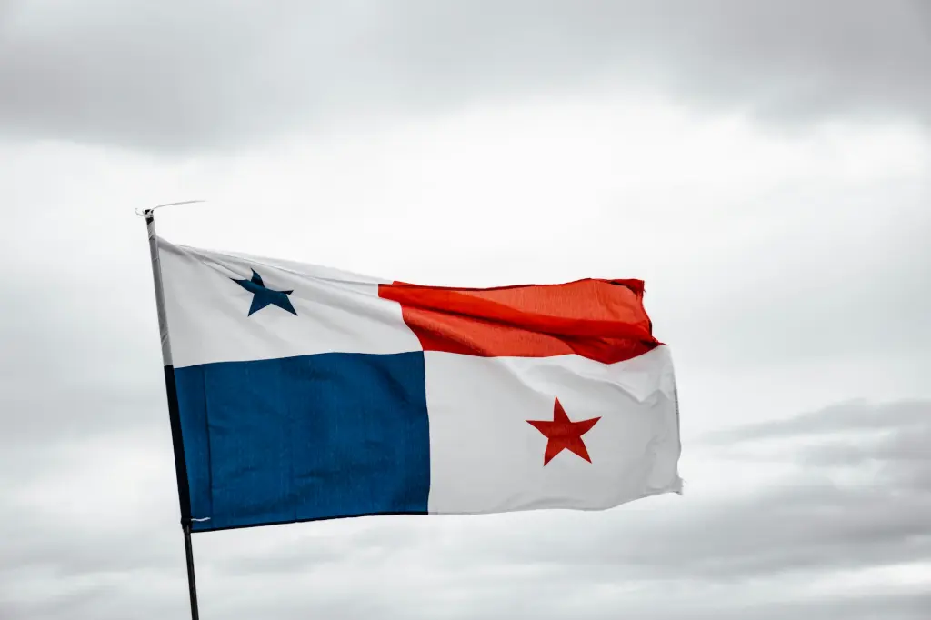 Bandera de Panamá, Dos rectangulos blancos, arriba a la izquierda y abajo a la derecha, acompañados de dos rectángulos más, abajo a la izquierda azul y arriba a la derecha rojo, estrelas en los rectángulos blanco, azul en la de la izquierda y roja en la de la derecha white red and blue flag of Panama