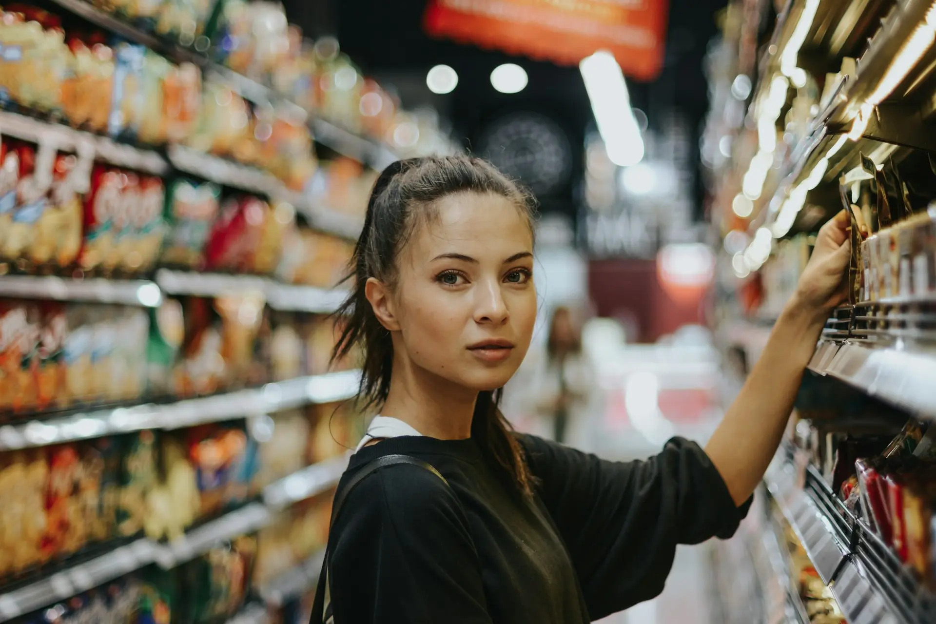 Compras inteligentes: Consejos para aprovechar las ofertas woman selecting packed and smart shopping